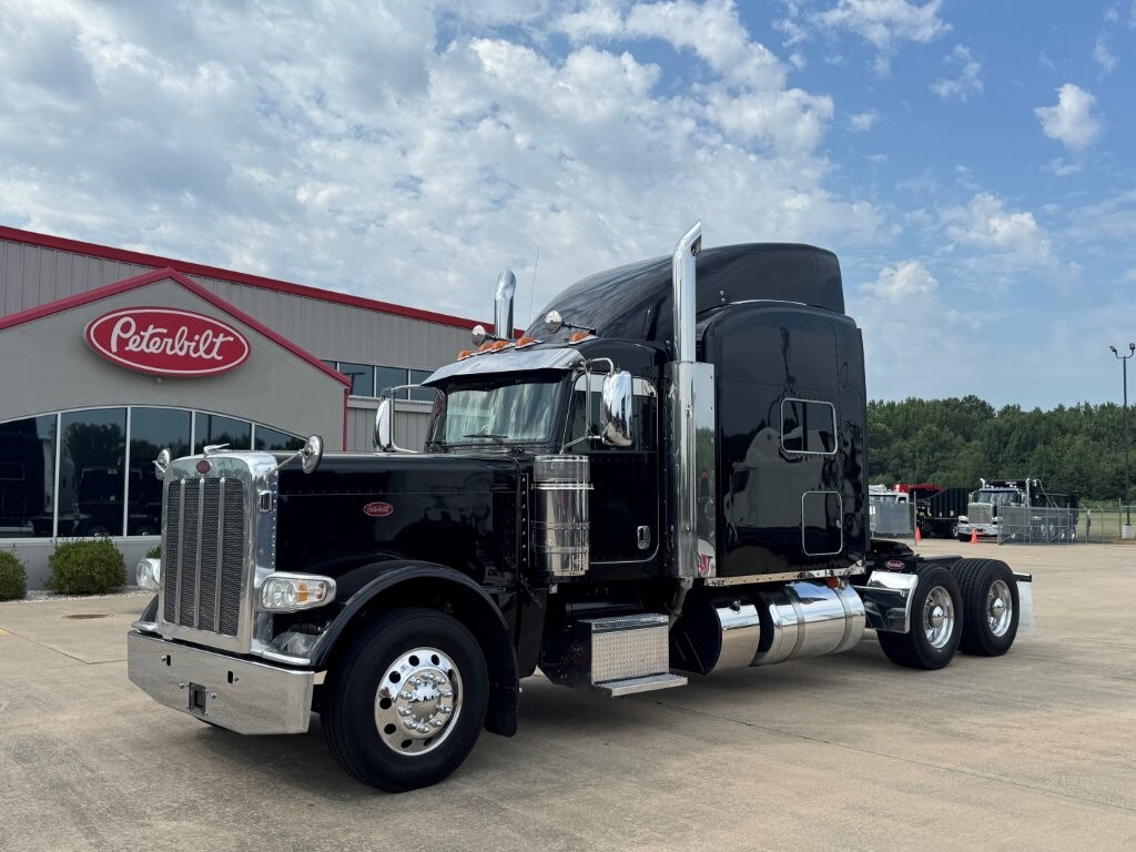 2022 PETERBILT 389 in Van Buren, AR