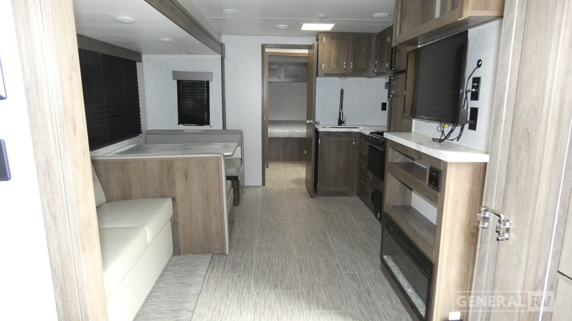 2022 East To West Silver Lake 31KBH in mt clemens MI