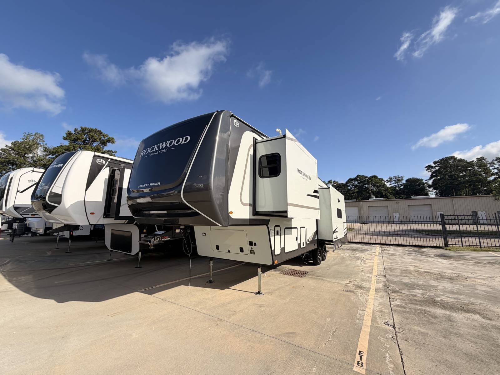 2027 Forest River ROCKWOOD SIGNATURE 361RLS in spring TX