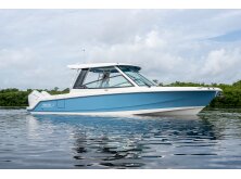 Boston Whaler 330 Vantage Review image
