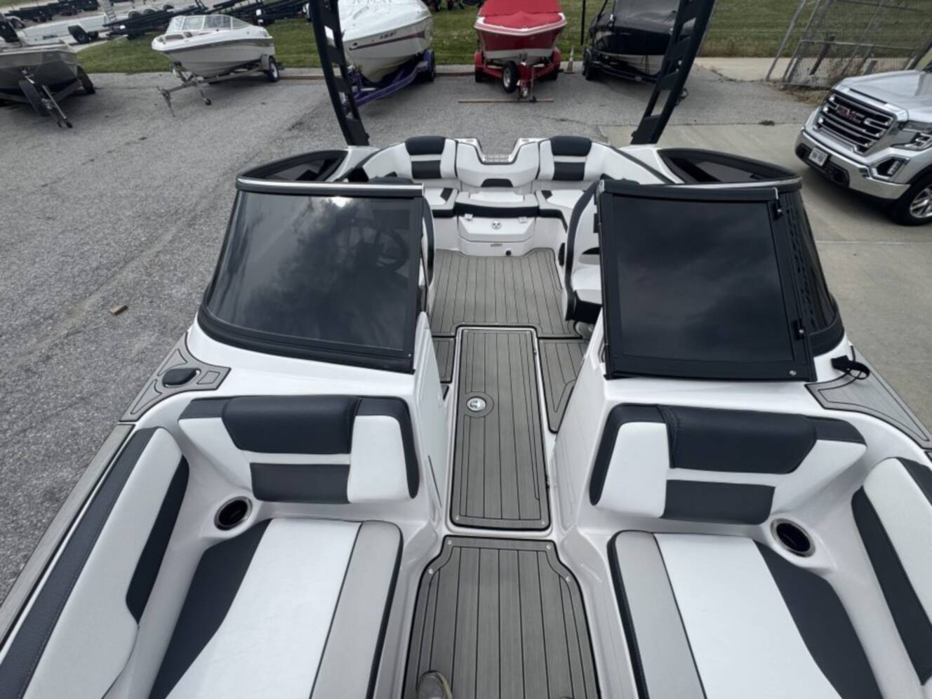 A photo of this 2024 Yamaha Boats 195 S