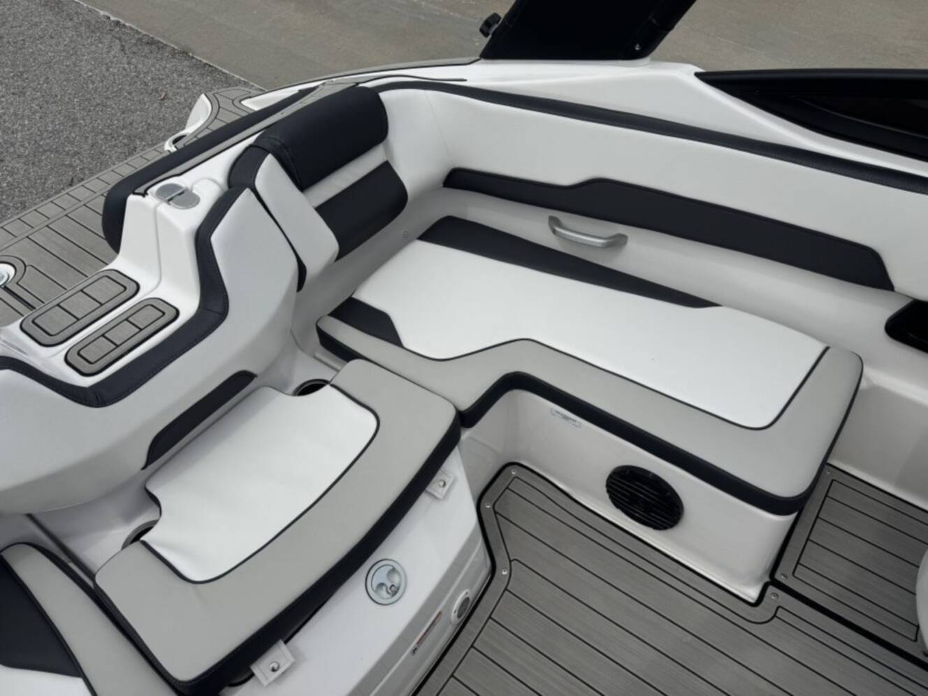 A photo of this 2024 Yamaha Boats 195 S