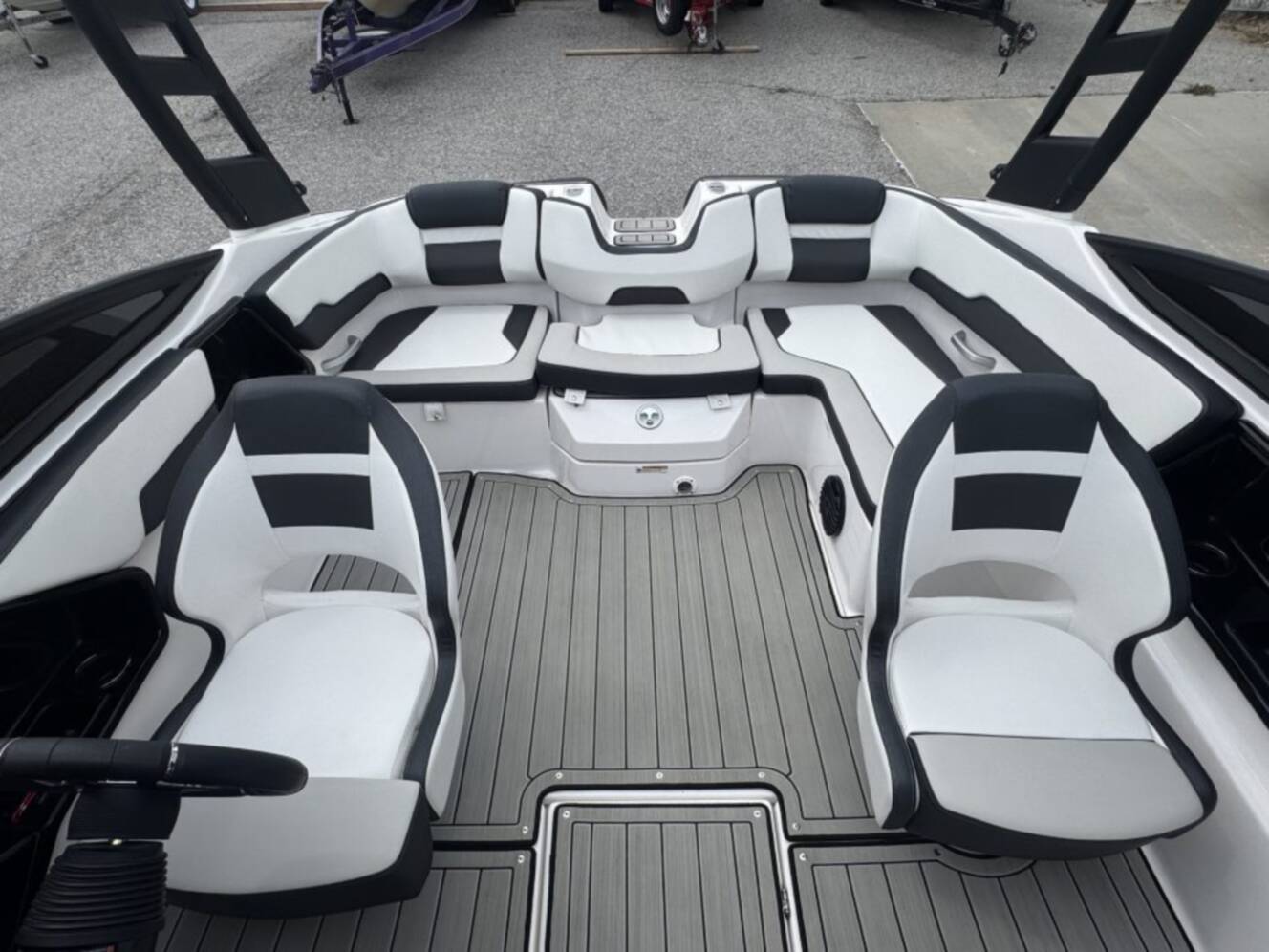 A photo of this 2024 Yamaha Boats 195 S