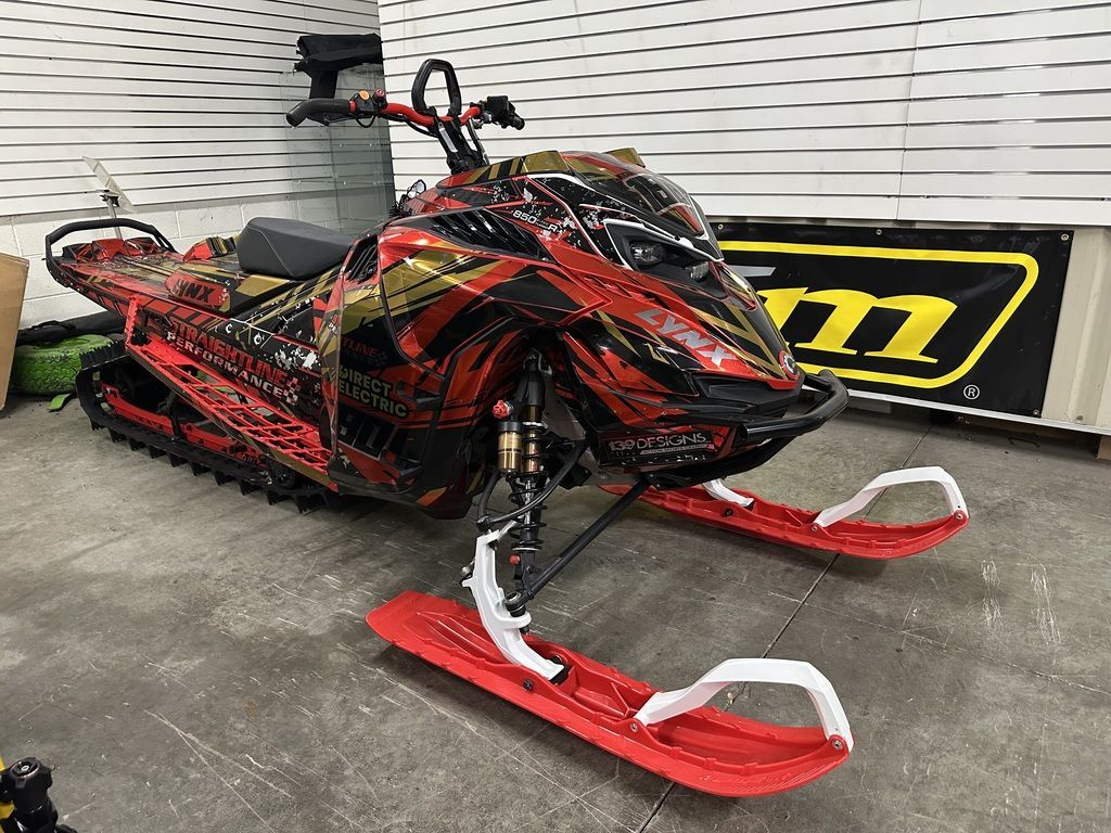 2024 Lynx® Shredder RE 850 E-TEC_3900_HAlt_4.5-in in big bend WI
