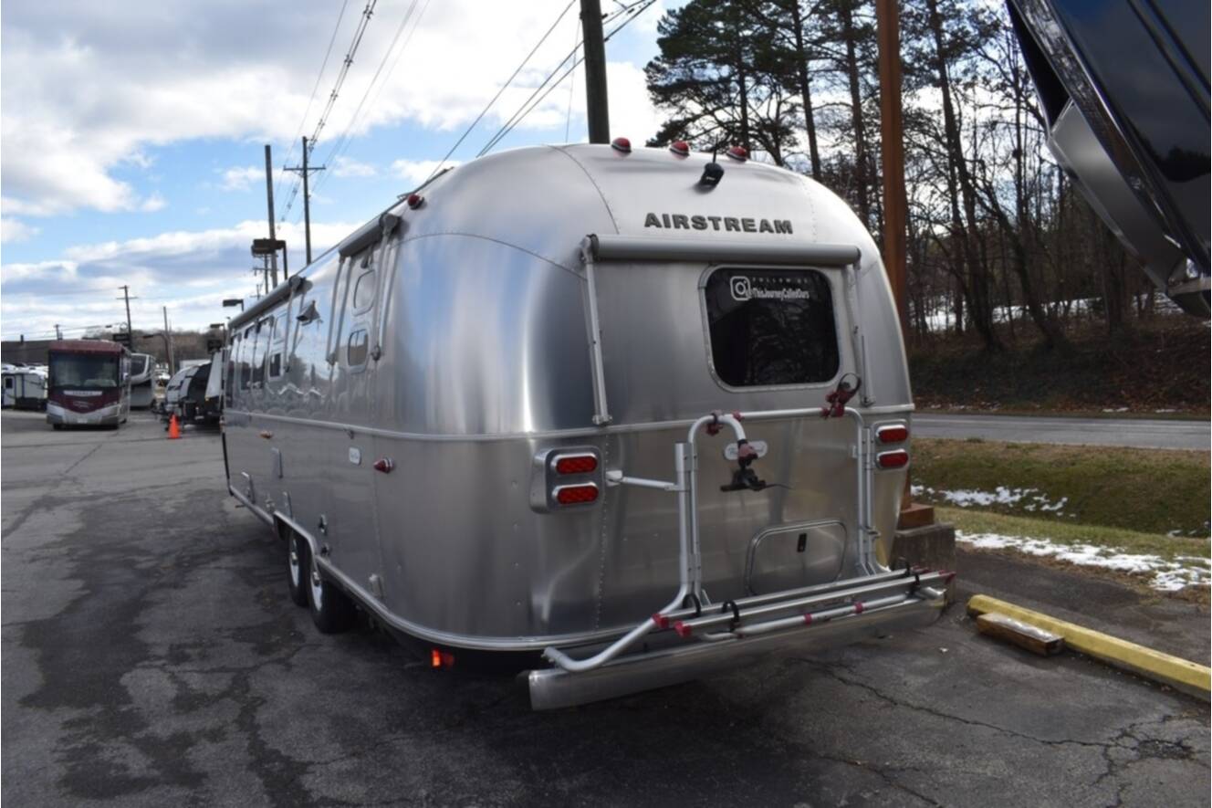 A photo of this 2021 Airstream Flying Cloud 30FB