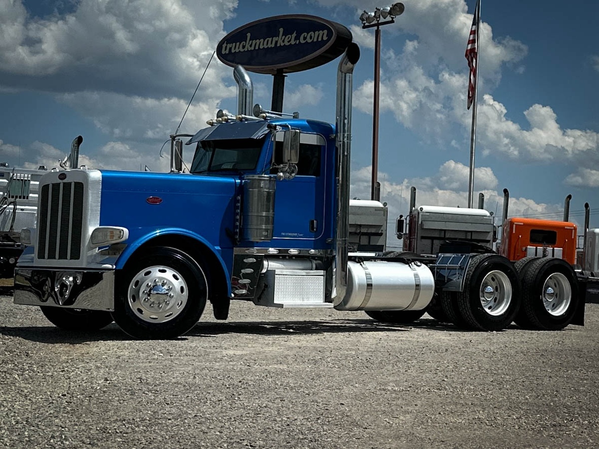 2017 PETERBILT 389 in Olive Branch, MS