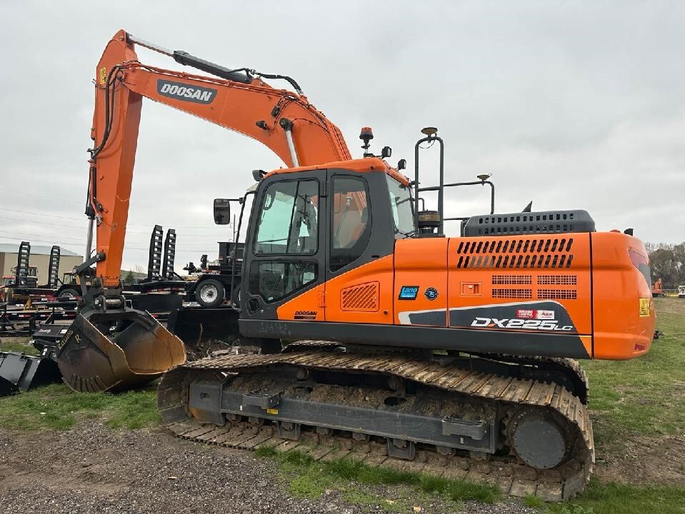 2021 DEVELON DX225 LC-5 in Shakopee, MN