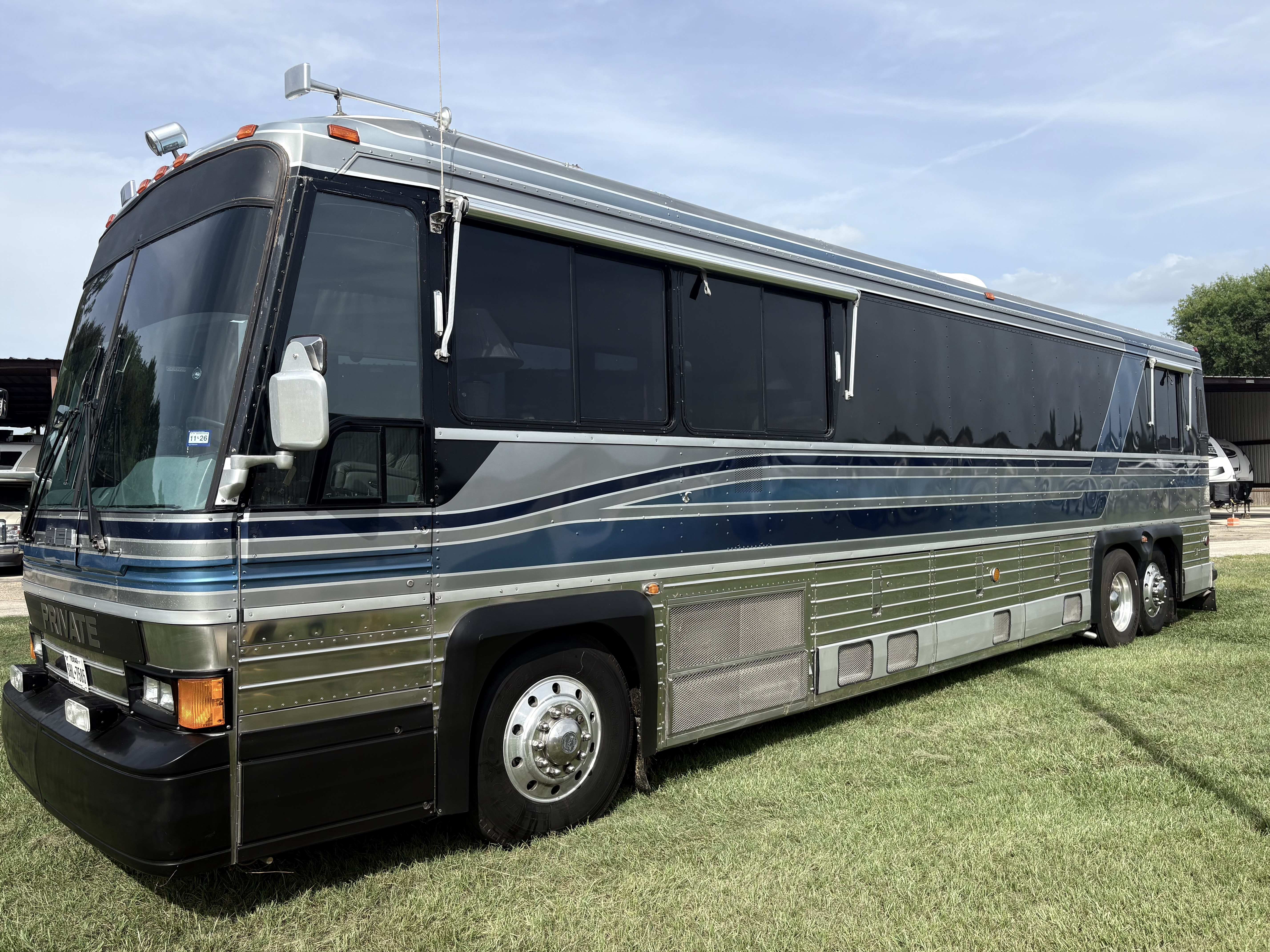 1987 MCI 102-3 in montgomery TX