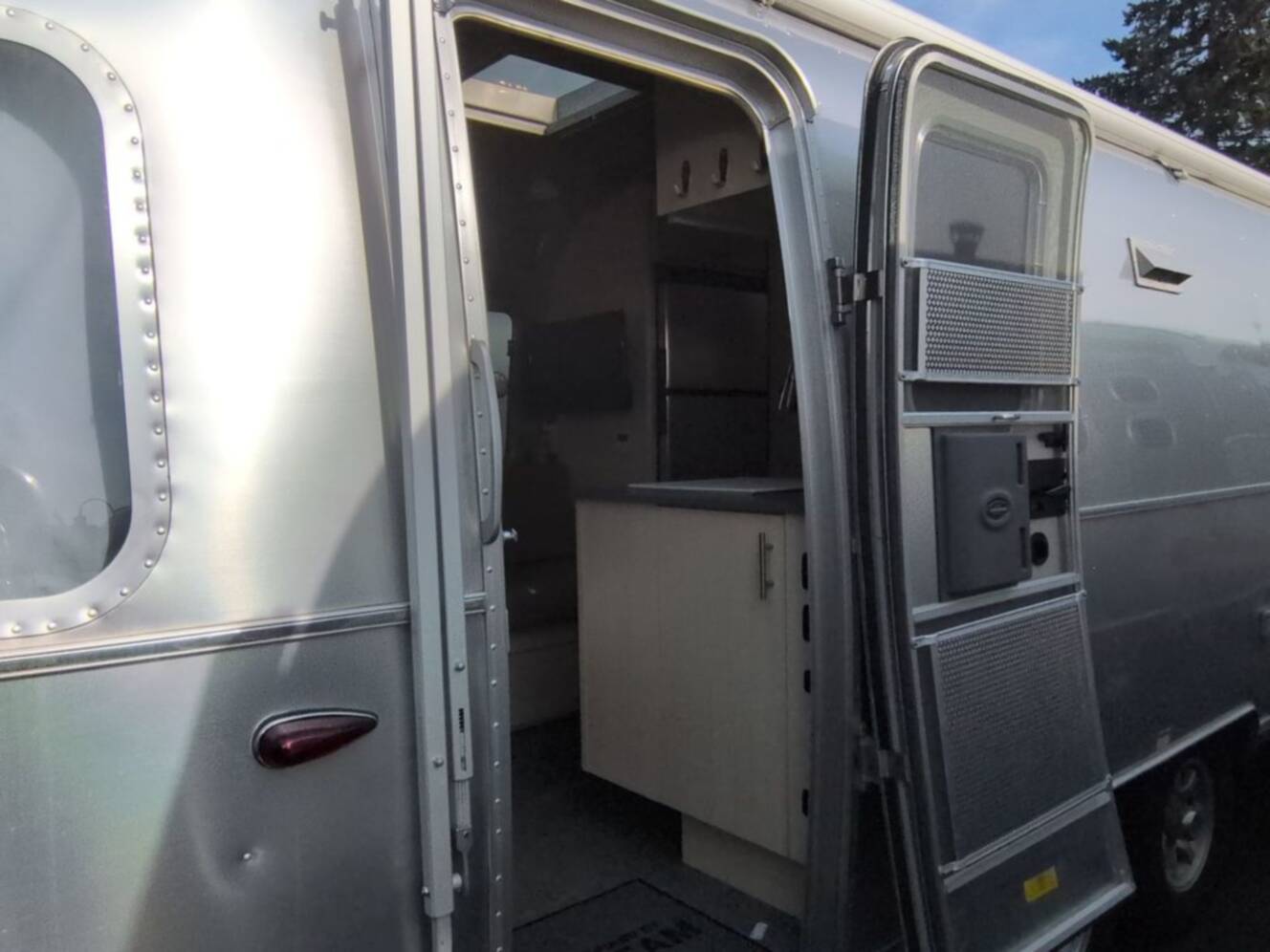 A photo of this 2024 Airstream Flying Cloud 27FB