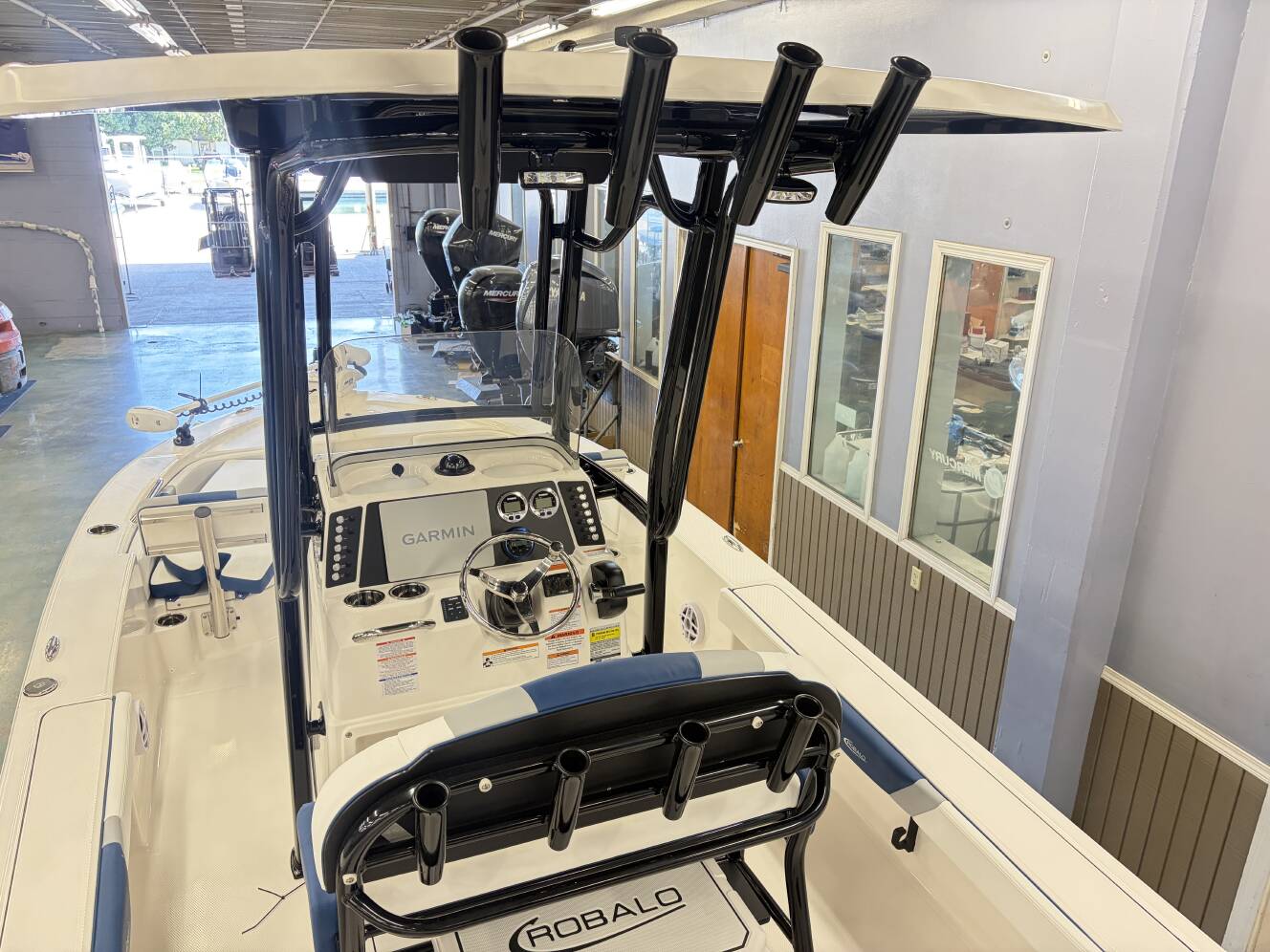 A photo of this 2027 Robalo 226 CAYMAN