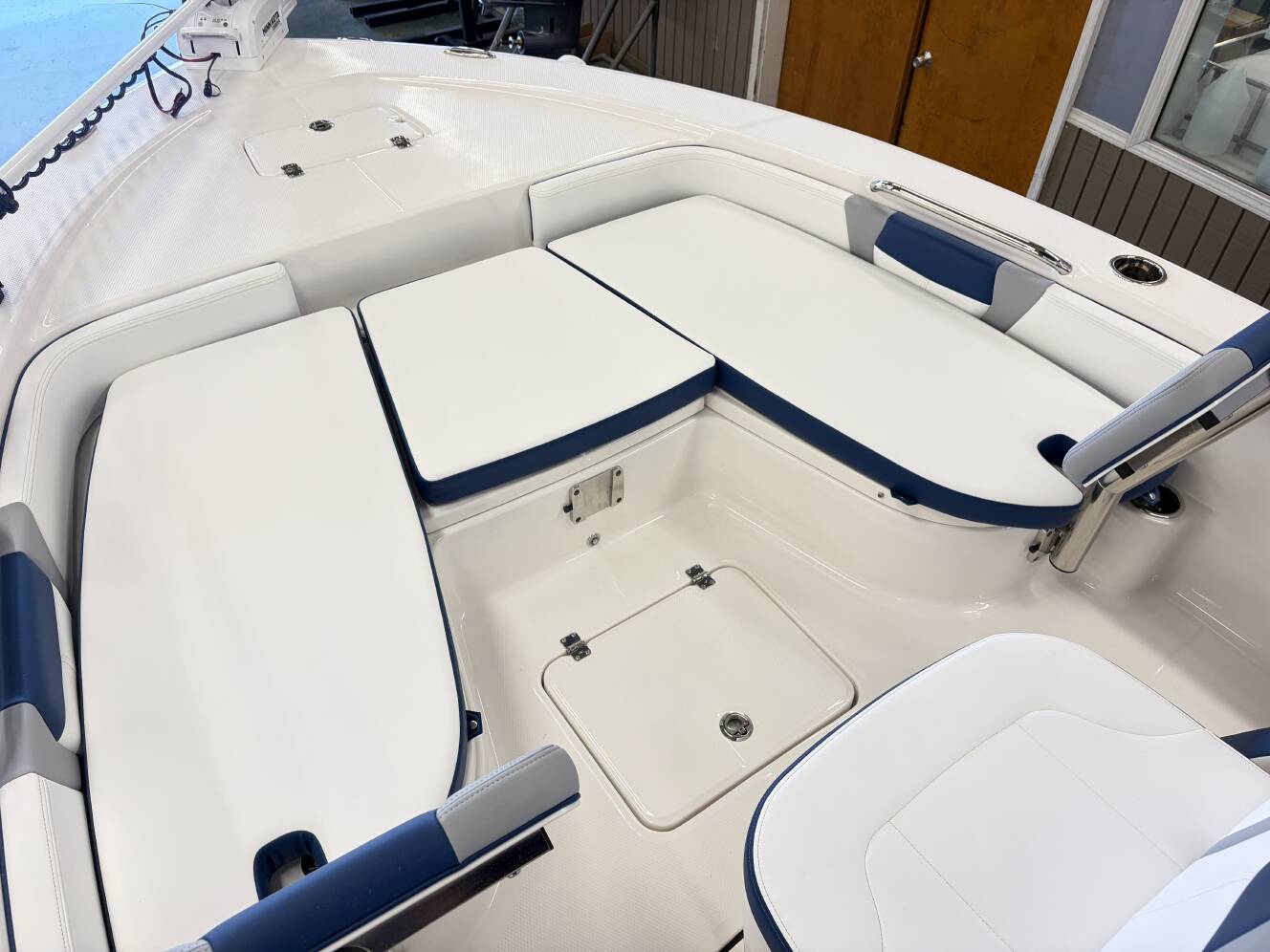 A photo of this 2027 Robalo 226 CAYMAN