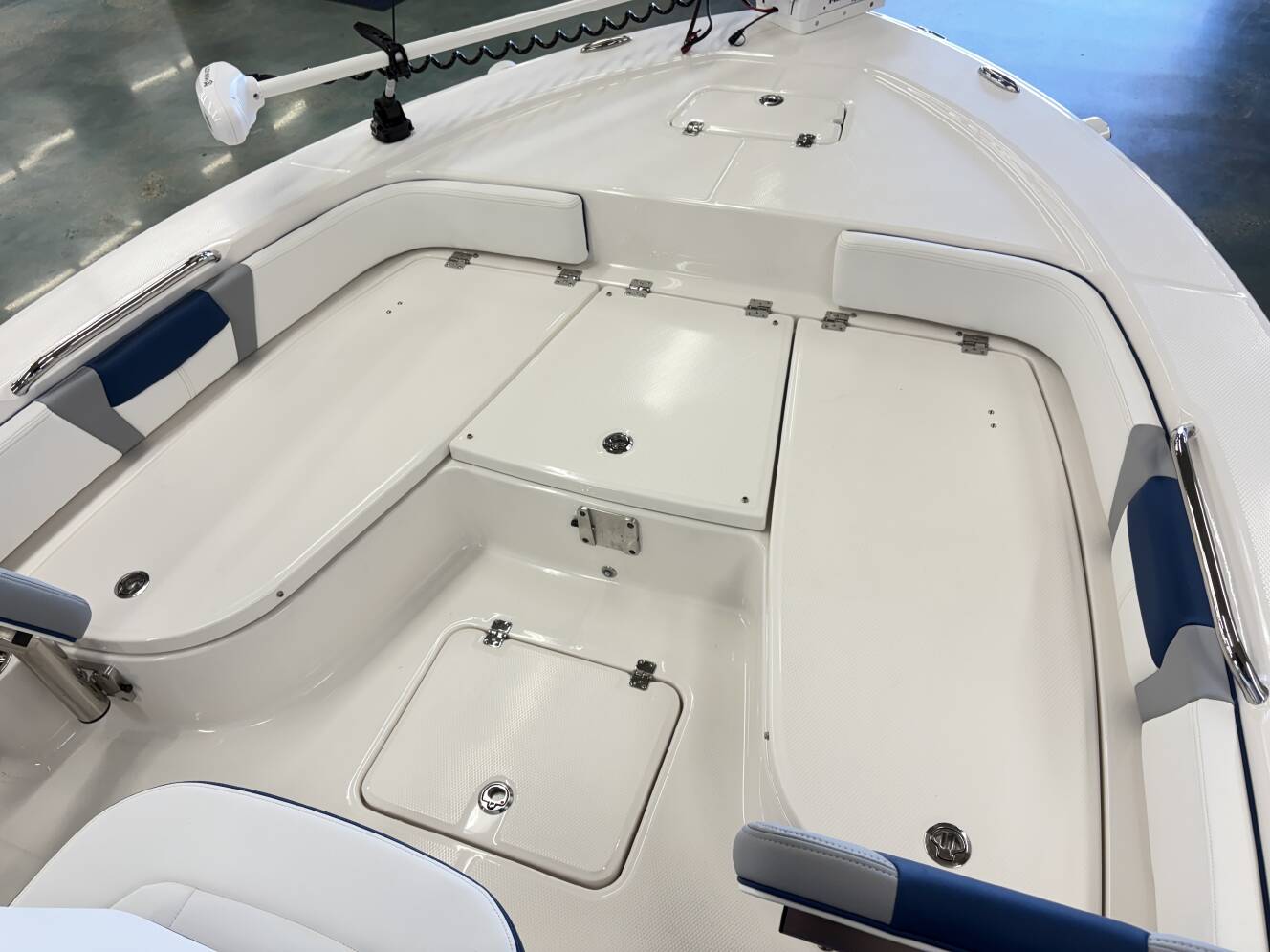 A photo of this 2027 Robalo 226 CAYMAN