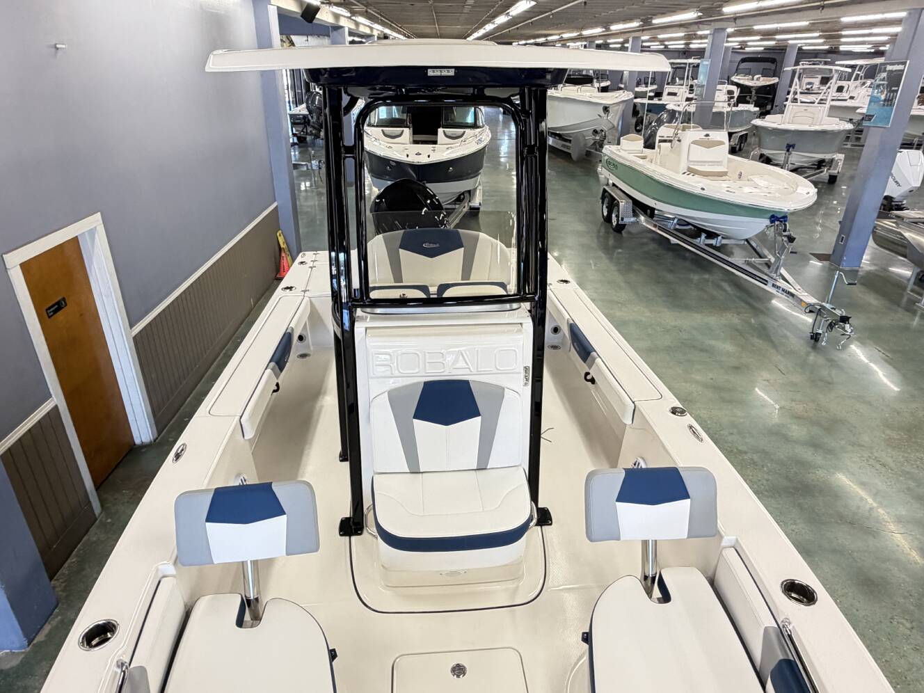 A photo of this 2027 Robalo 226 CAYMAN