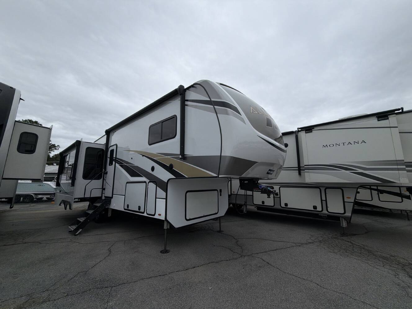 A photo of this 2022 Alliance PARADIGM 310RL