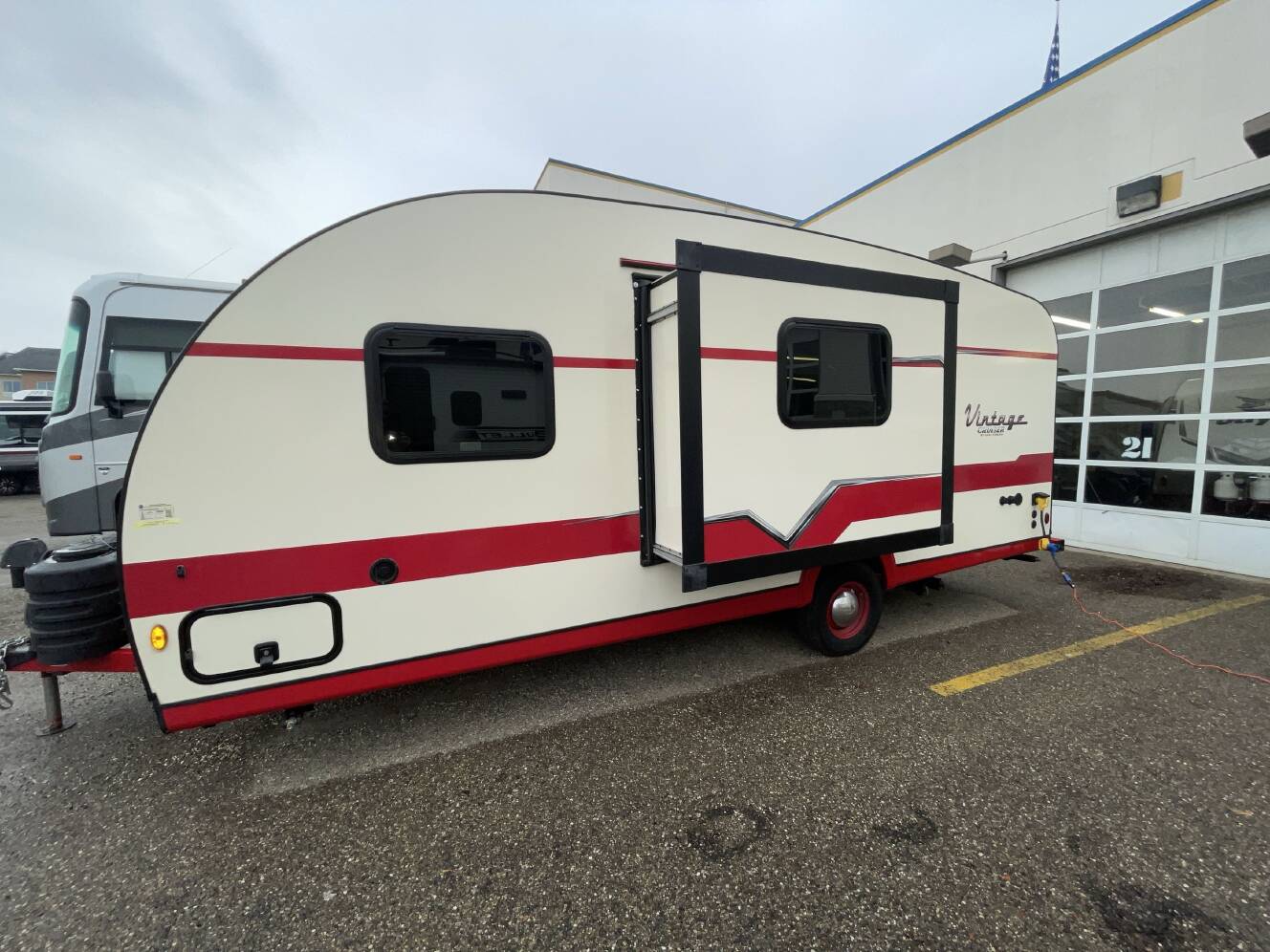 A photo of this 2024 Gulf Stream VINTAGE CRUISER 19CSK