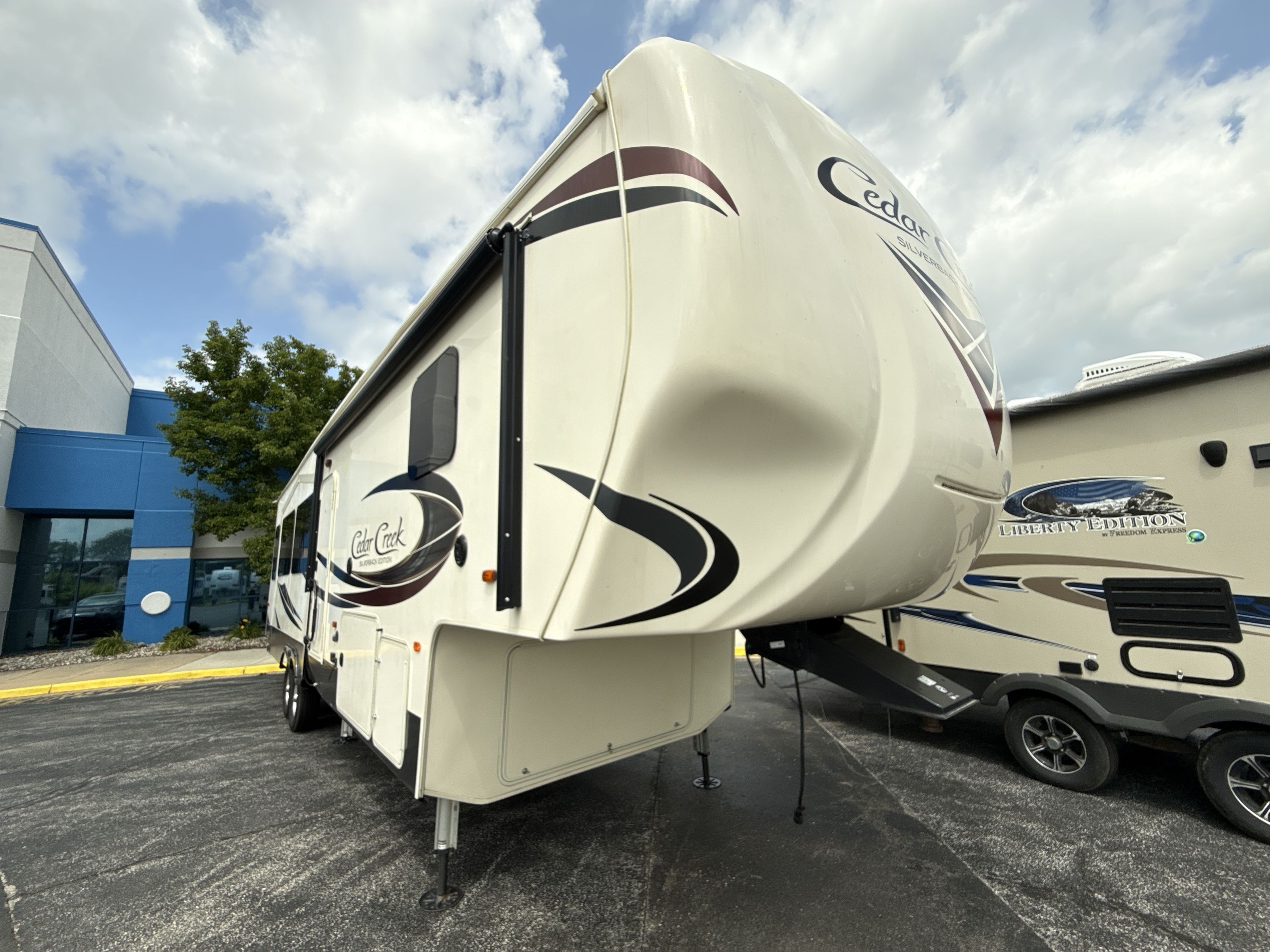 2019 Forest River CEDAR CREEK SILVERBACK 33IK RV
