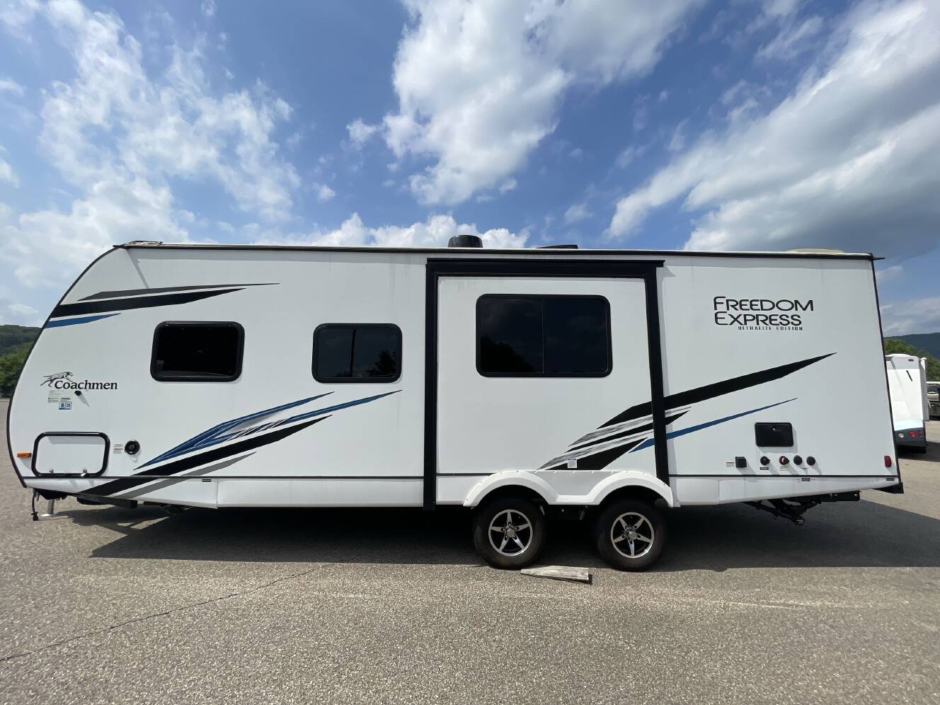 A photo of this 2023 Coachmen FREEDOM EXPRESS ULTRA LITE 252RBS