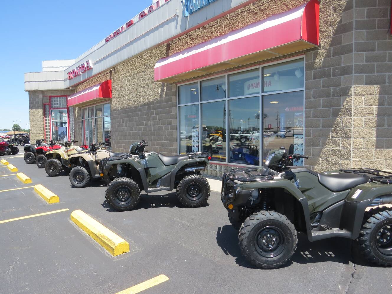 A photo of this 2025 Honda Pioneer 1000-6 Crew Deluxe