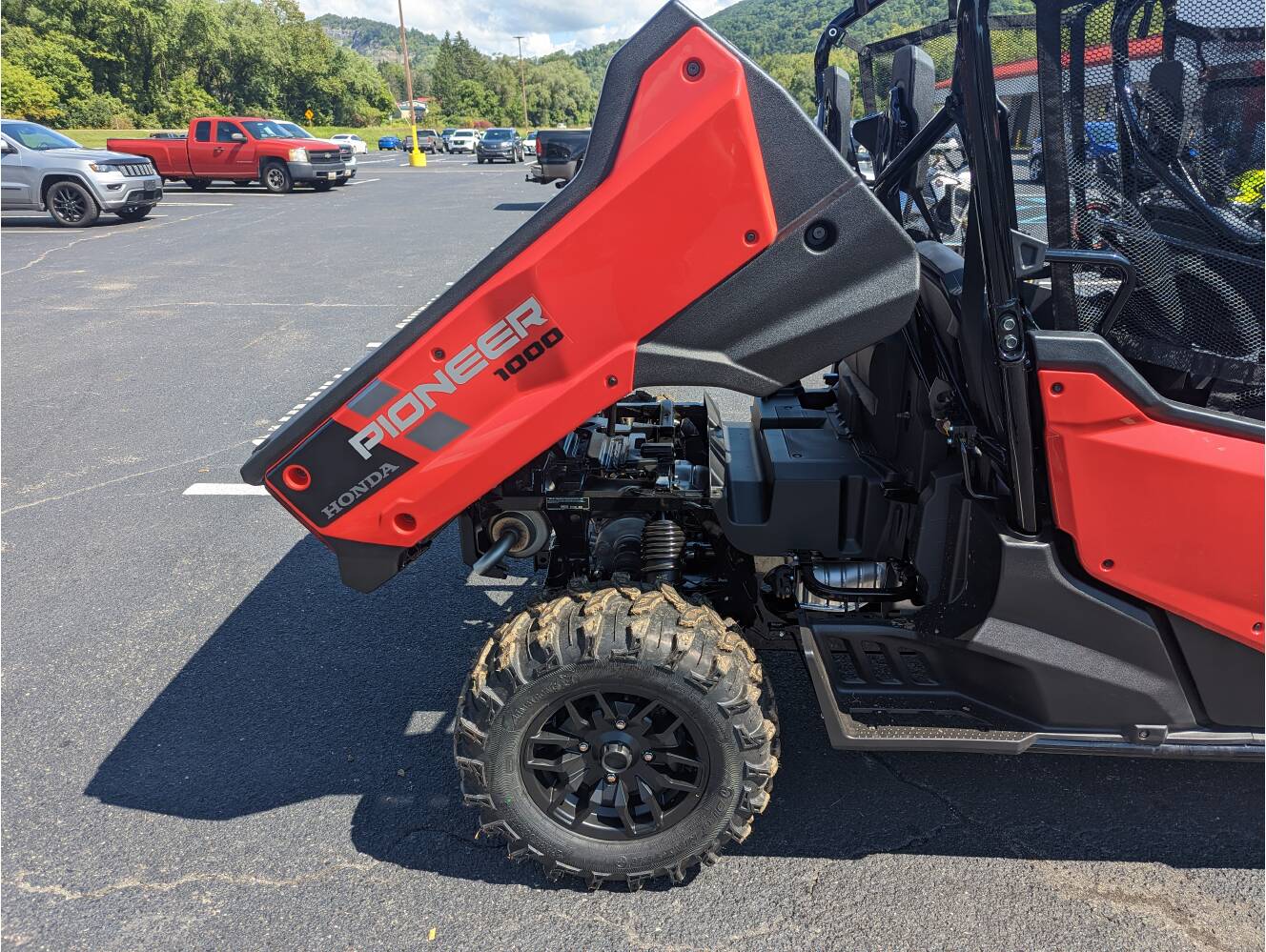 A photo of this 2025 Honda Pioneer 1000-6 Crew Deluxe