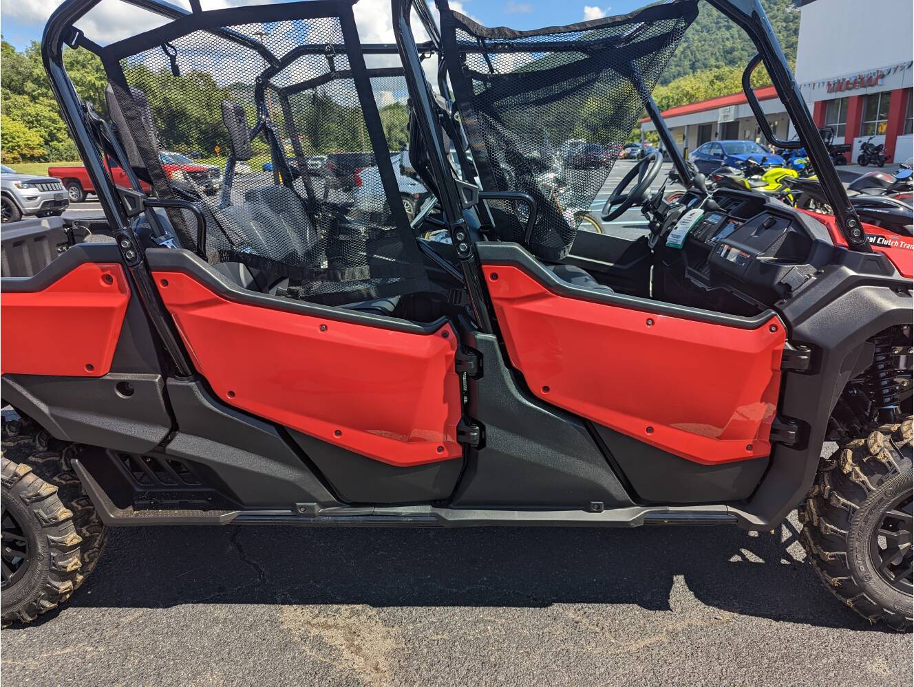 A photo of this 2025 Honda Pioneer 1000-6 Crew Deluxe