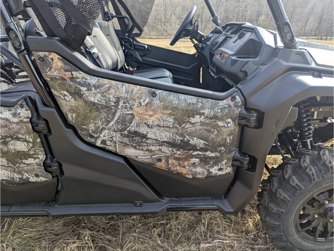 A photo of this 2025 Honda Pioneer 1000-6 Crew Deluxe