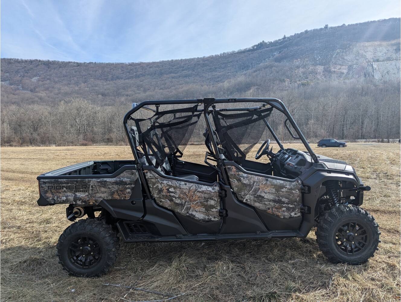 A photo of this 2025 Honda Pioneer 1000-6 Crew Deluxe