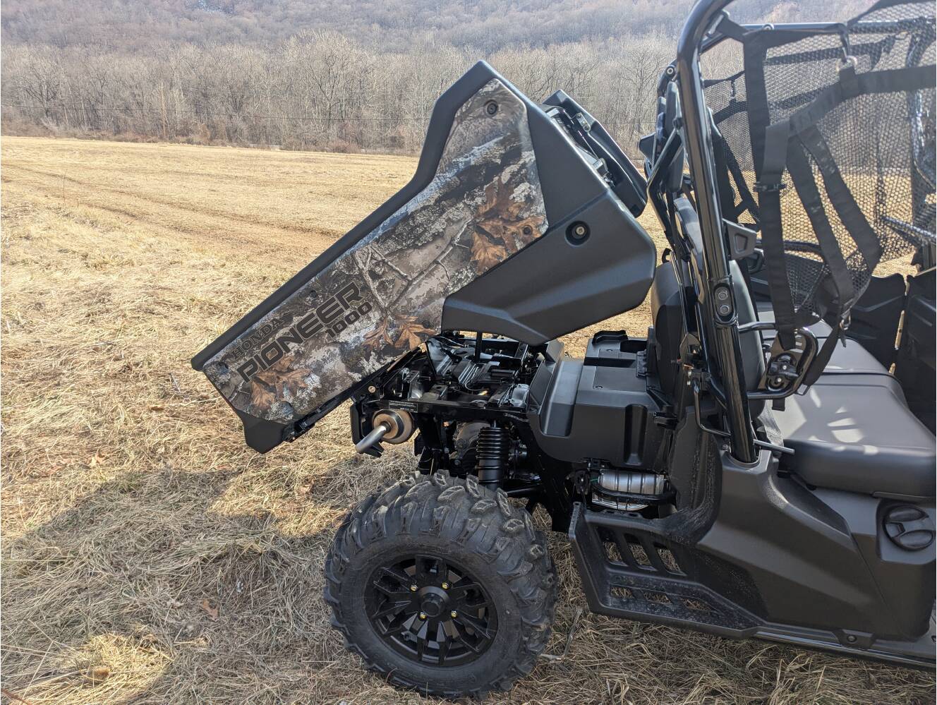 A photo of this 2025 Honda Pioneer 1000-6 Crew Deluxe