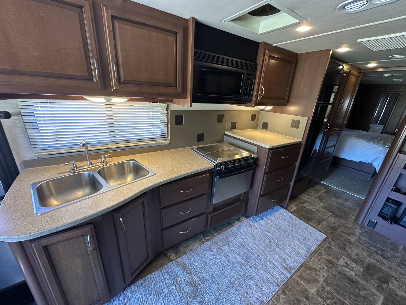A photo of this 2012 Fleetwood BOUNDER CLASSIC 36R