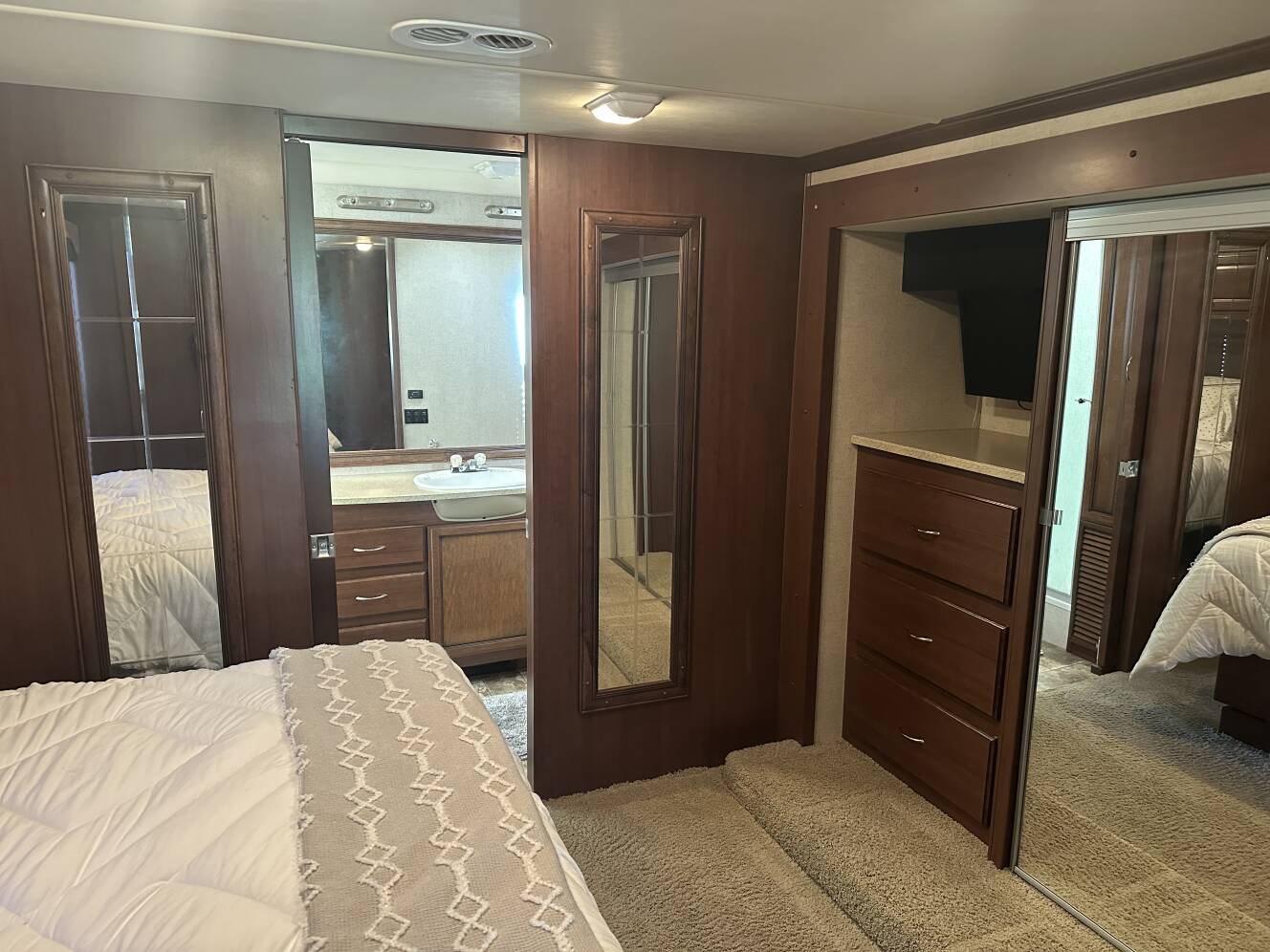 A photo of this 2012 Fleetwood BOUNDER CLASSIC 36R