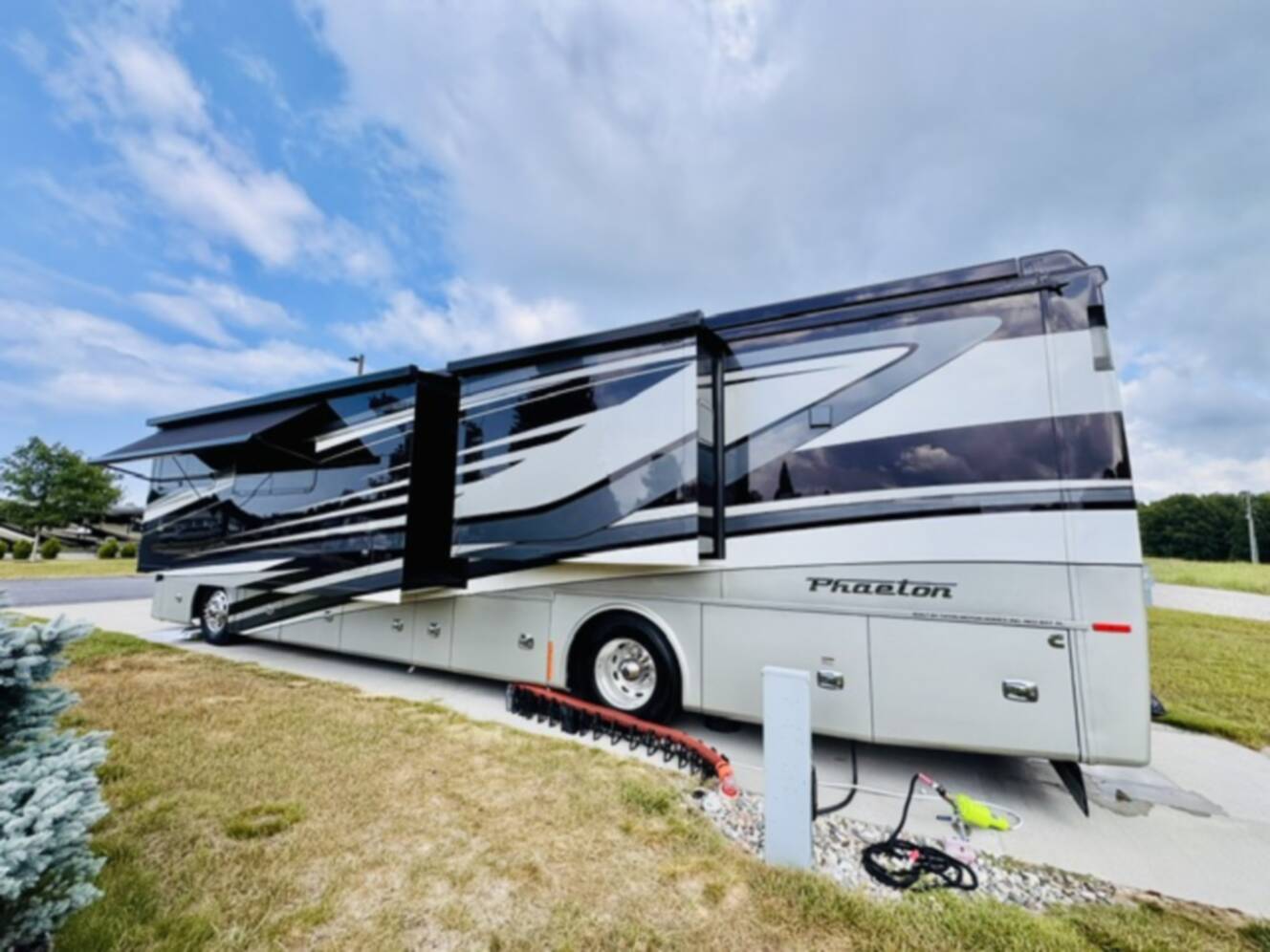 A photo of this 2022 Tiffin Motorhomes PHAETON 40 QBH