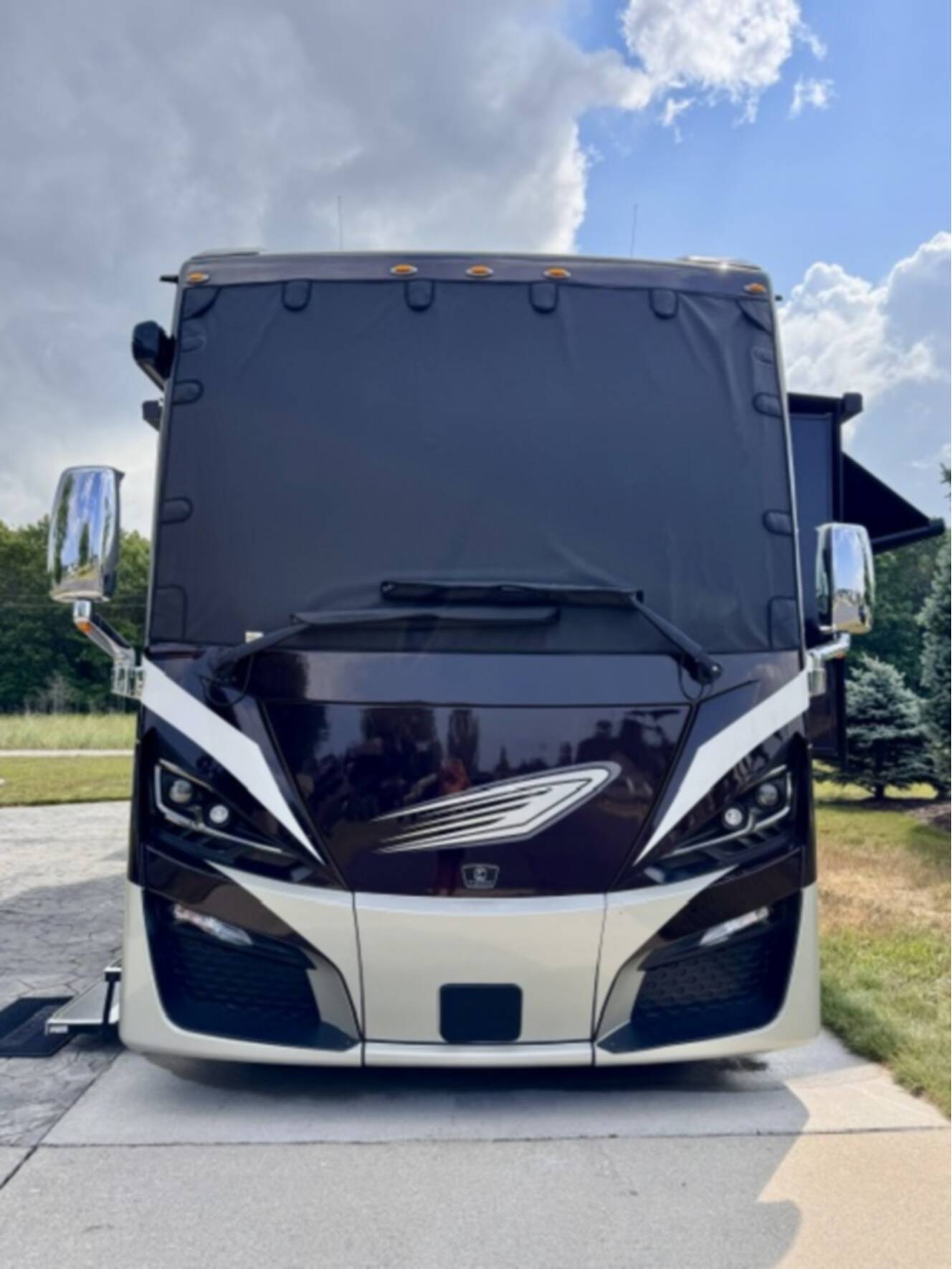 A photo of this 2022 Tiffin Motorhomes PHAETON 40 QBH