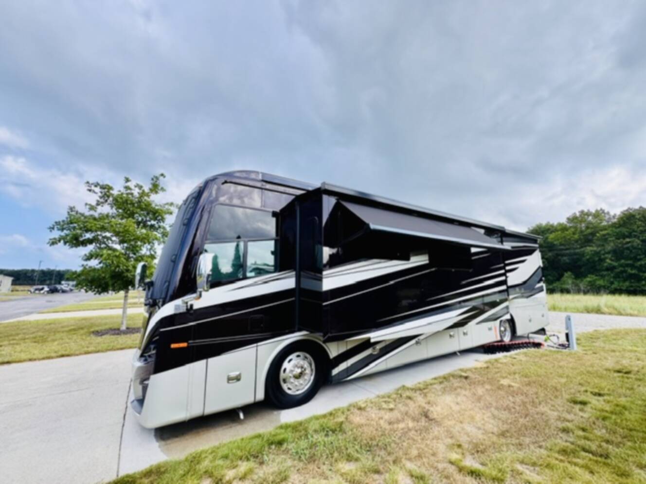 A photo of this 2022 Tiffin Motorhomes PHAETON 40 QBH