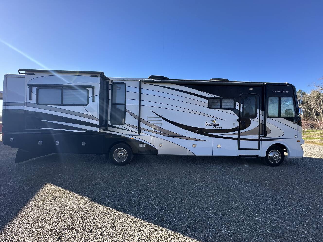 A photo of this 2012 Fleetwood BOUNDER CLASSIC 36R