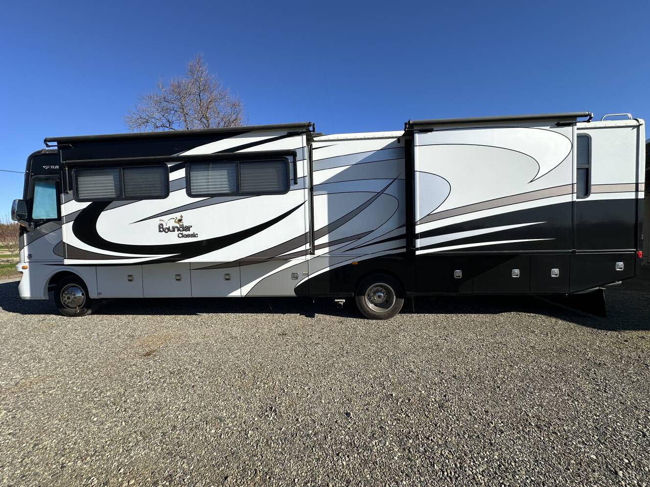 A photo of this 2012 Fleetwood BOUNDER CLASSIC 36R
