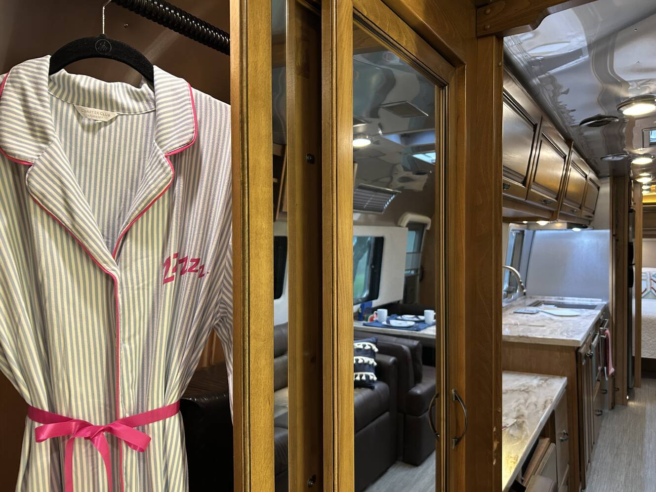 A photo of this 2018 Airstream CLASSIC 33FBQ