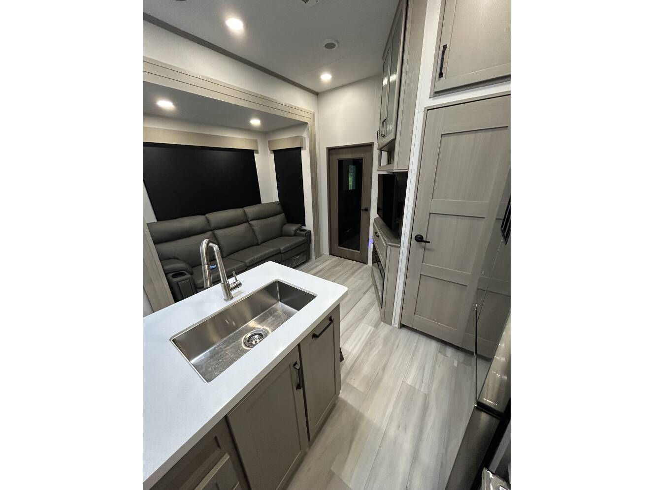 A photo of this 2025 Grand Design MOMENTUM G-CLASS 320G