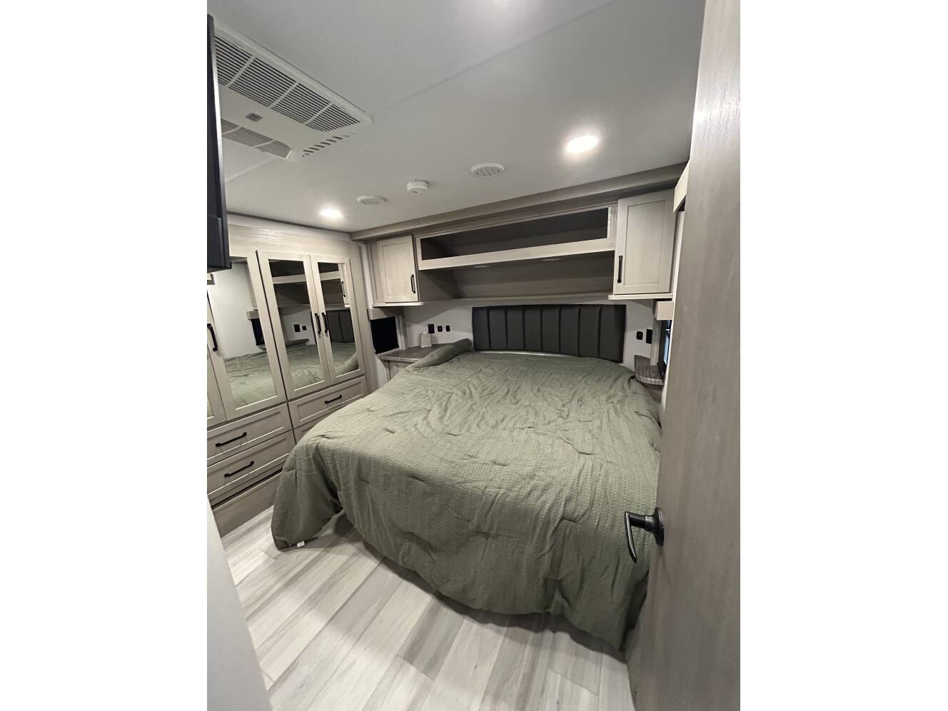 A photo of this 2025 Grand Design MOMENTUM G-CLASS 320G
