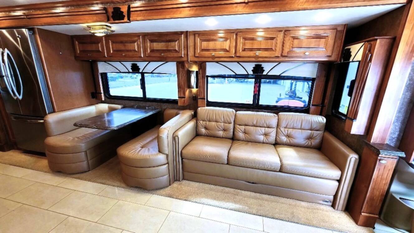 A photo of this 2015 Tiffin Motorhomes PHAETON 40 QBH
