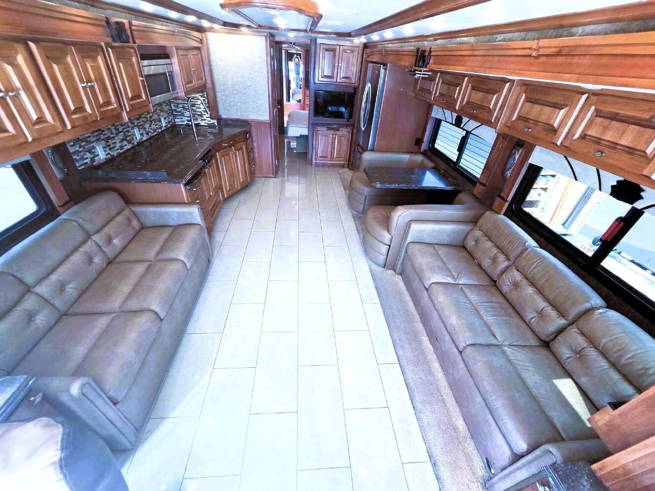 A photo of this 2015 Tiffin Motorhomes PHAETON 40 QBH