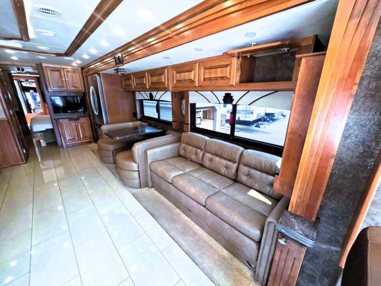A photo of this 2015 Tiffin Motorhomes PHAETON 40 QBH
