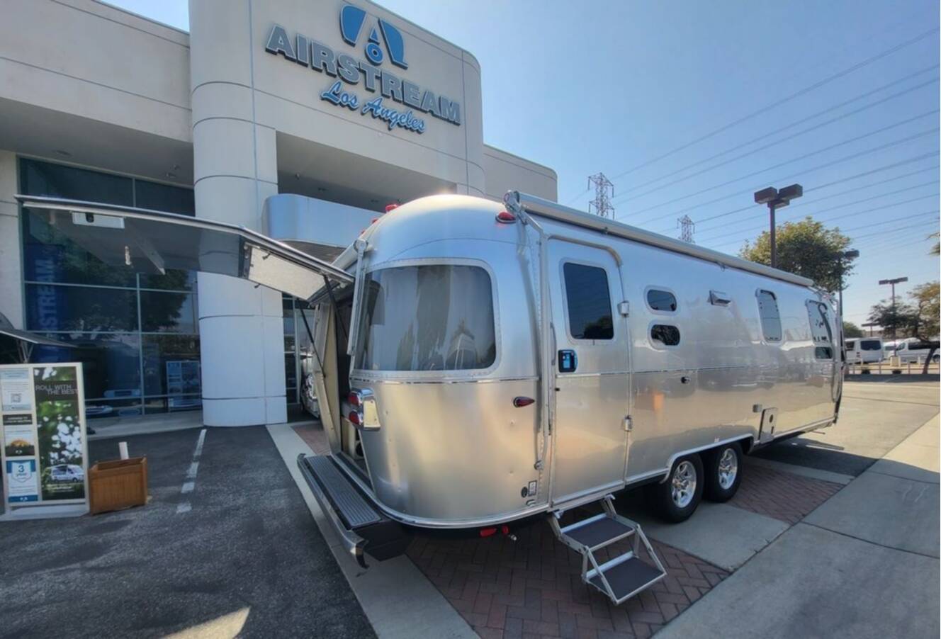 A photo of this 2026 Airstream Flying Cloud 27FB Queen Hatch