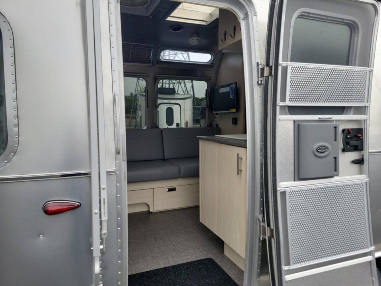 A photo of this 2026 Airstream Flying Cloud 27FB Queen Hatch