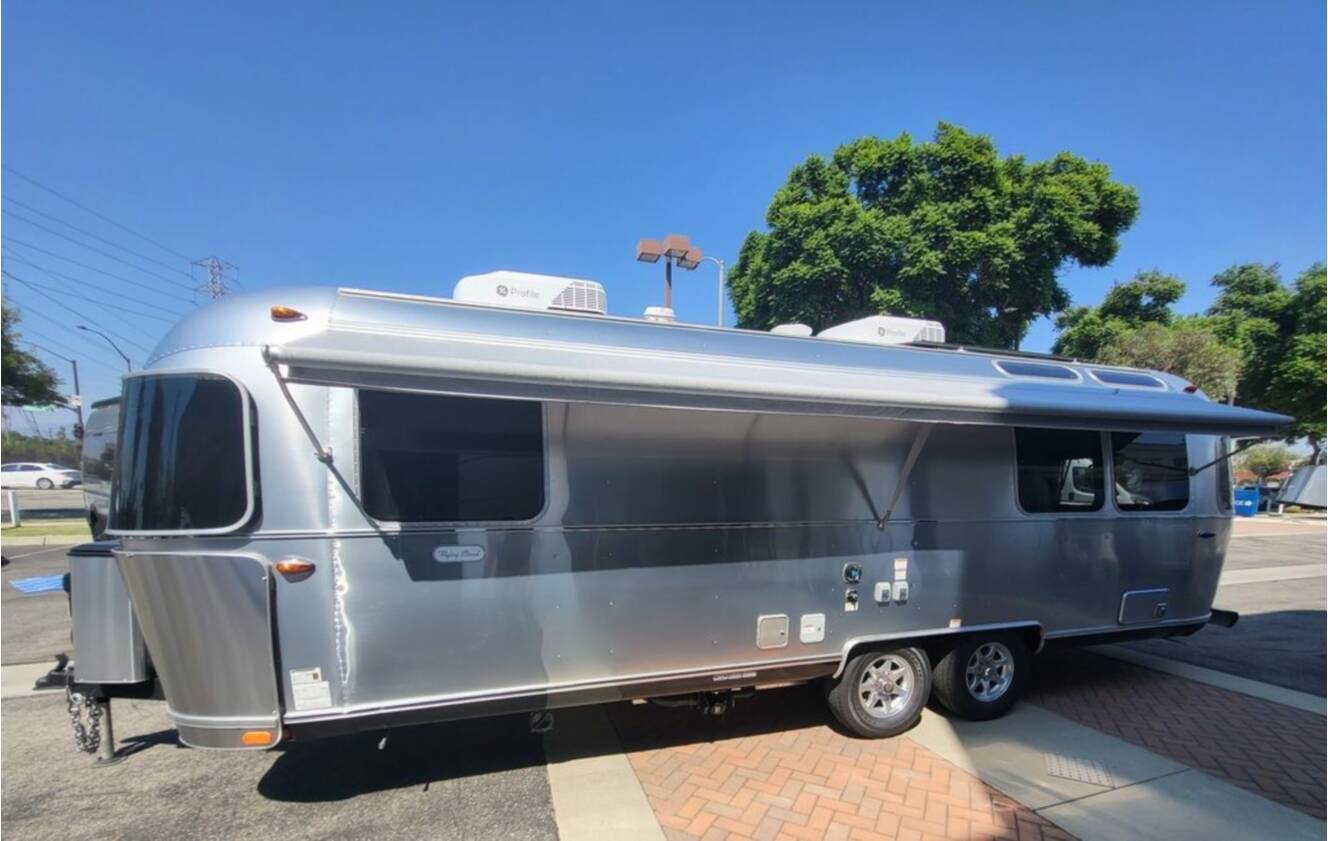 A photo of this 2026 Airstream Flying Cloud 27FB Queen Hatch