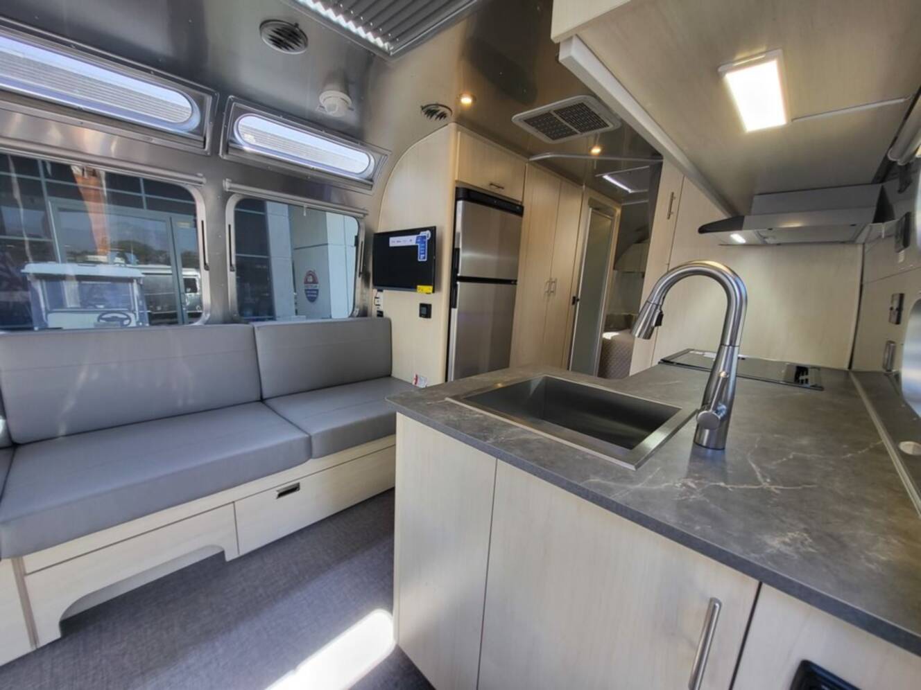 A photo of this 2026 Airstream Flying Cloud 27FB Queen Hatch