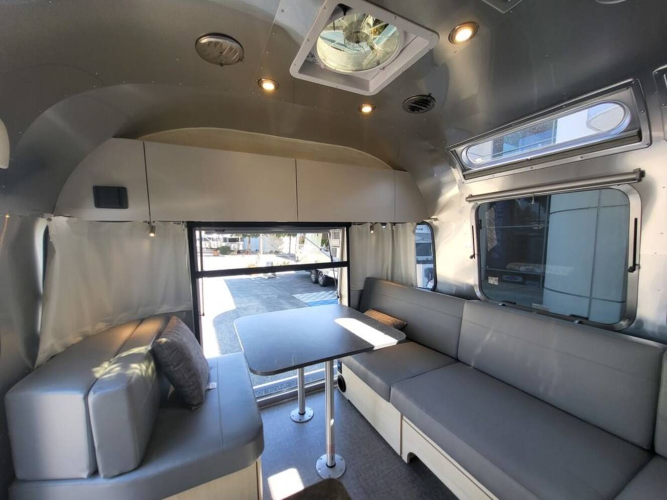 A photo of this 2026 Airstream Flying Cloud 27FB Queen Hatch