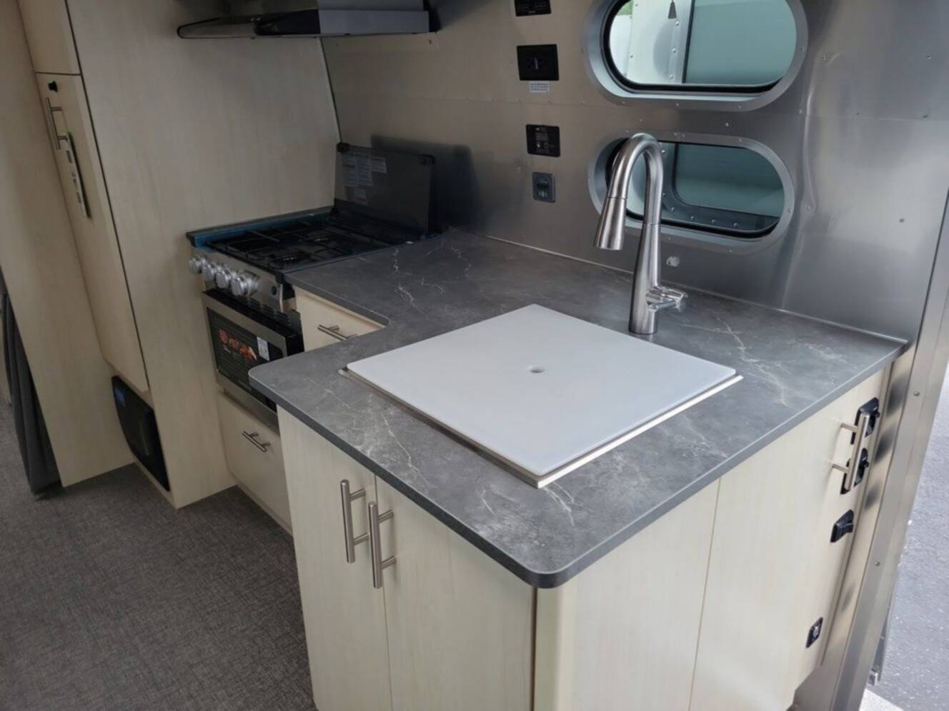 A photo of this 2026 Airstream Flying Cloud 27FB Queen Hatch