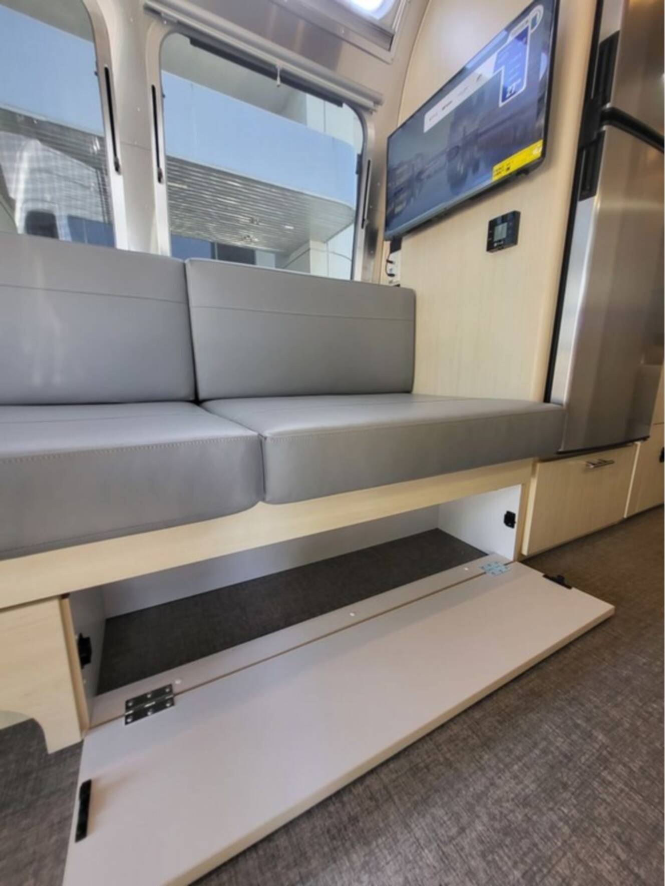 A photo of this 2026 Airstream Flying Cloud 27FB Queen Hatch