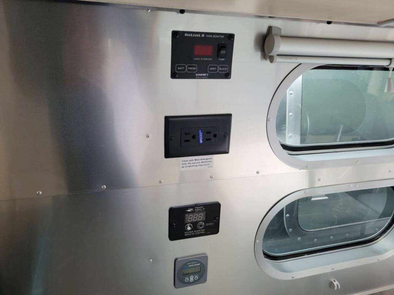 A photo of this 2026 Airstream Flying Cloud 27FB Queen Hatch