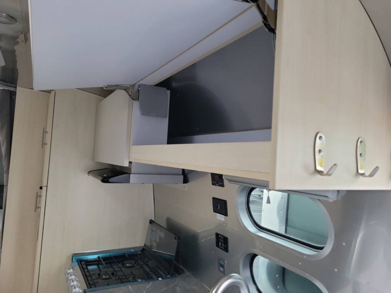 A photo of this 2026 Airstream Flying Cloud 27FB Queen Hatch