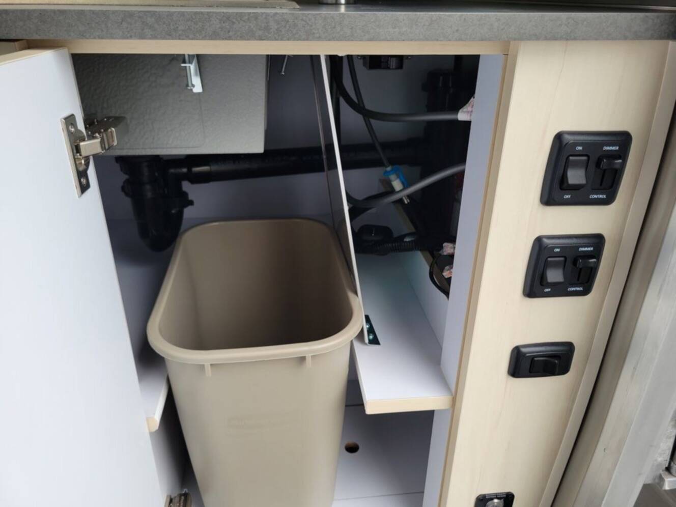 A photo of this 2026 Airstream Flying Cloud 27FB Queen Hatch